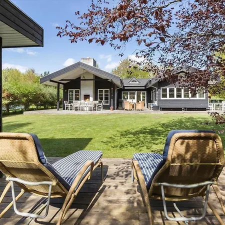 8242-knebel-uraniavej-5